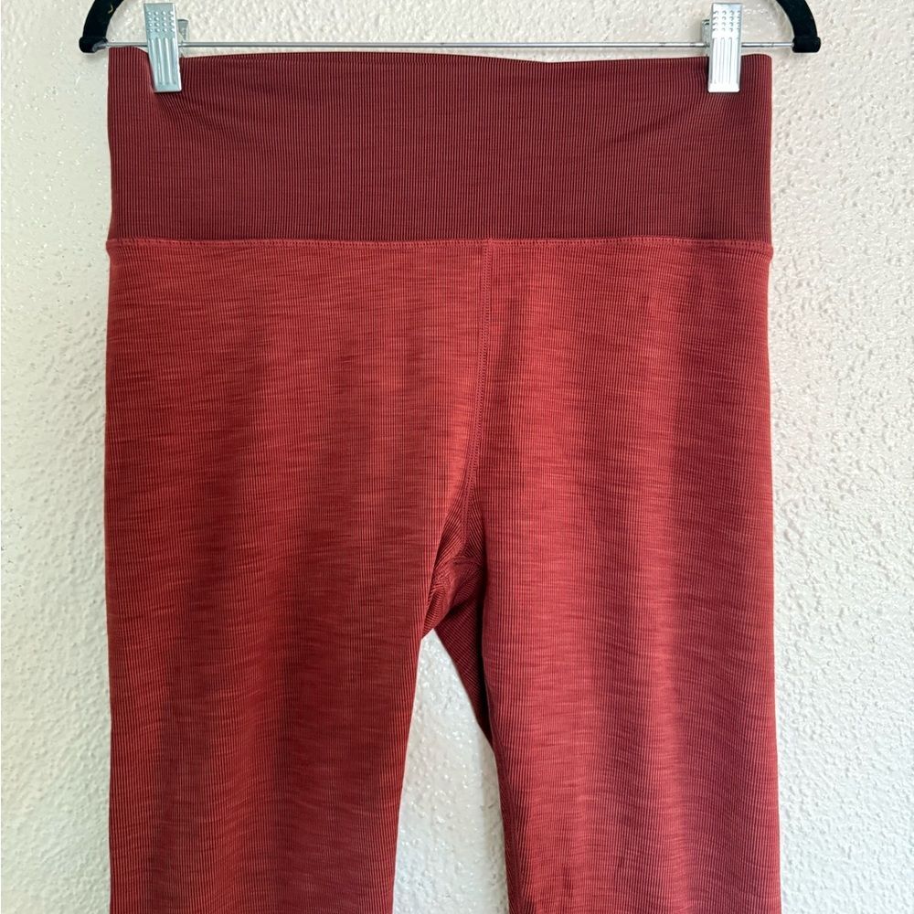 Vuori Lux Rib Studio Leggings Currant Heather burnt red color size large - Picture 6 of 13